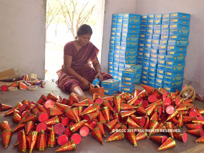 शिवकासी में अनार बनाती एक महिला कामगार
