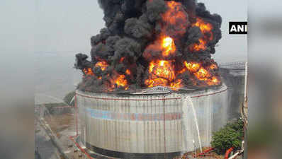 तेल टैंक में आग के बाद मुंबई में काली बारिश?
