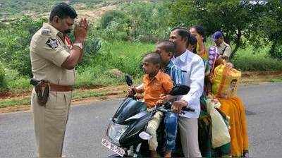 ബൈക്ക് യാത്രചെയ്തയാളെ കൈക്കൂപ്പി പോലീസ് ഉ​ദ്യോ​ഗ​സ്ഥന്‍