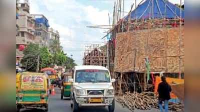 বেদখল রাস্তা, মাথা তুলছে দু’টি কালীপুজোর প্যান্ডেল