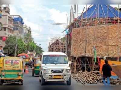 বেদখল রাস্তা, মাথা তুলছে দু’টি কালীপুজোর প্যান্ডেল