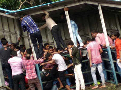मुंबई भगदड़: जांच समिति ने रेलवे अधिकारियों को दी क्लीन चिट