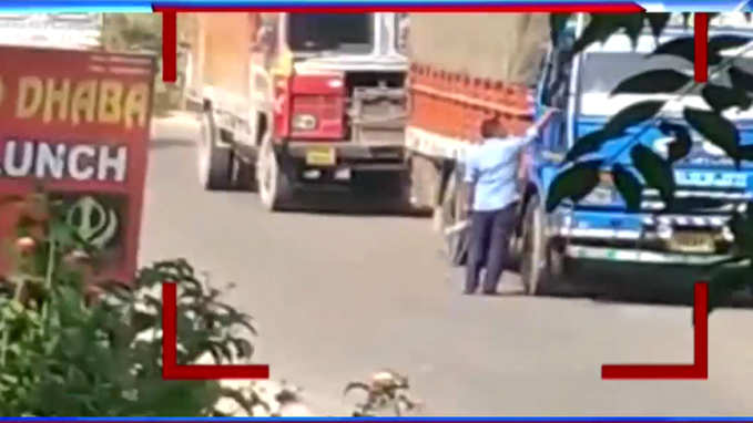 Caught on camera: Traffic cop in Jammu extort money from truck drivers 