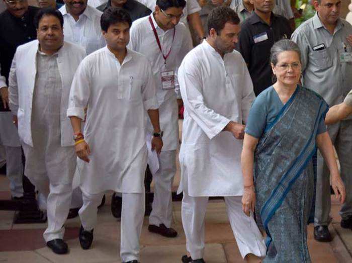 सोनिया और कांग्रेस के अन्य नेताओं के साथ राहुल गांधी।