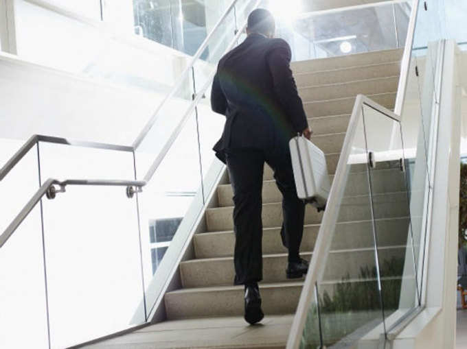 ऑफिस में लिफ्ट की जगह सीढ़ियों का इस्तेमाल करें