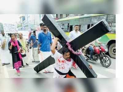 മകളുടെ മരണത്തിന് നീതി വേണം; കുരിശു ചുമന്ന് അച്ഛൻ