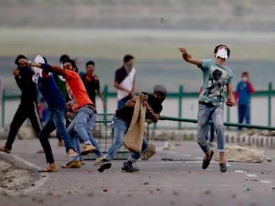 कश्मीर: पुलवामा में आतंकी मुठभेड़ के दौरान हिंसक प्रदर्शन, 1 नागरिक की मौत
