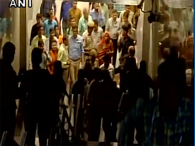बाराखम्भा मेट्रो स्टेशन पर अटकी लिफ्ट, 3 लोग फंसे