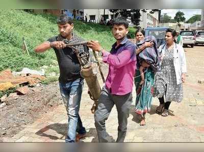 ಆಕ್ಸಿಜನ್‌ ಸಿಲಿಂಡರ್‌ ಜತೆ ಮಗು ಕರೆದೊಯ್ದ ಸಂಬಂಧಿ !