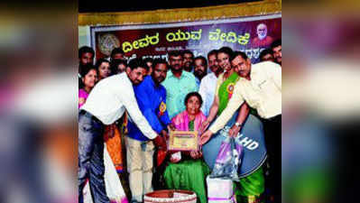 ರೇಣುಕಮ್ಮಗೆ ಚಿತ್ತಾರಗತ್ತಿ ಪ್ರಶಸ್ತಿ ಪ್ರದಾನ