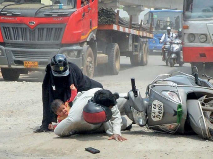 पिछले दिनों बेंगलुरु की गड्ढे वाली सड़क पर गिर गये थे रियाज़