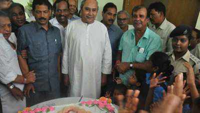 Odisha CM Naveen Patnaik celebrates 71st birthday with party workers 