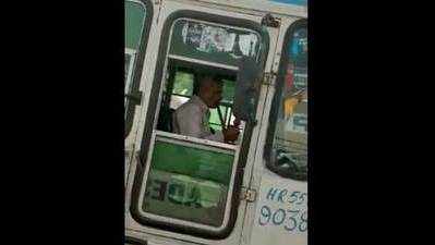 हरियाणा रोडवेज का ड्राइवर बस चलाते समय पी रहा था हुक्का, कैमरे में कैद हुई तस्वीरें