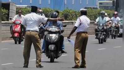 பெரம்பலூா் அருகே தலைக்கவசம் அணியாத வேன் ஓட்டுநருக்கு அபராதம்