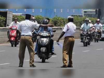 பெரம்பலூா் அருகே தலைக்கவசம் அணியாத வேன் ஓட்டுநருக்கு அபராதம்