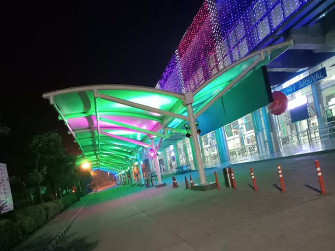 सतरंगी रोशनी से नहाया बाबतपुर हवाई अड्डा