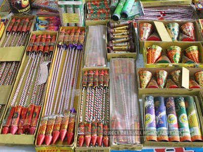 पटाखे बेचने के आरोप में मंगोलपुरी से एक शख्स अरेस्ट