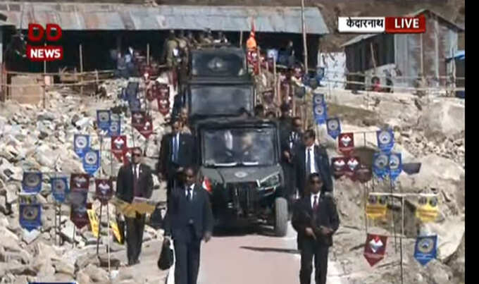 केदारनाथ मंदिर परिसर में पीएम मोदी का काफिला