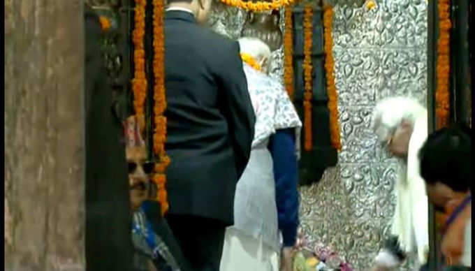 मंदिर के गर्भगृह में प्रधानमंत्री नरेंद्र मोदी