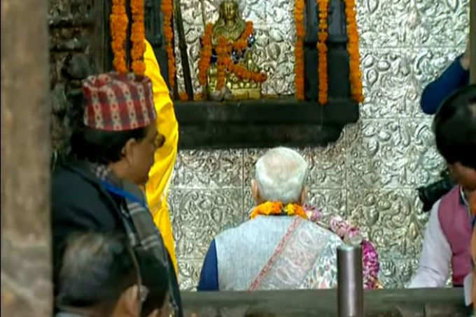 केदारनाथ मंदिर में रूद्राभिषेक करते हुए प्रधानमंत्री मोदी