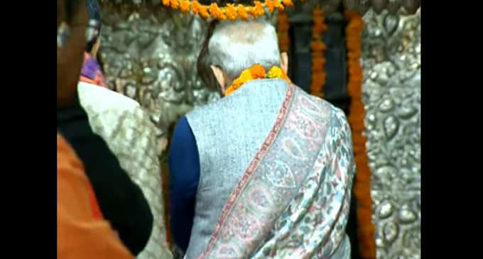 भगवान शिव का जलाभिषेक करते हुए प्रधानमंत्री मोदी