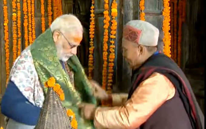 मंदिर के गर्भगृह से बाहर निकले प्रधानमंत्री मोदी