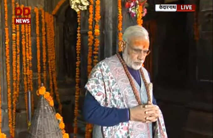 पूजा अर्चना के बाद मंदिर से बाहर आते पीएम मोदी