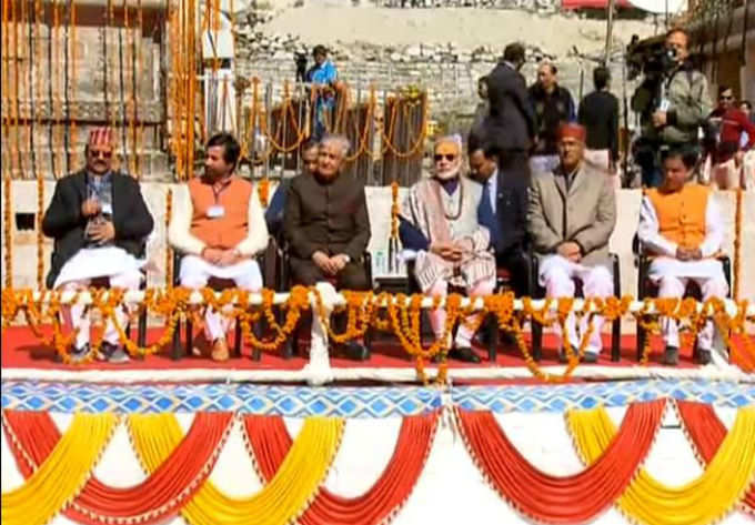 मंच पर मौजूद प्रधानमंत्री मोदी। सीएम त्रिवेंद्र सिंह रावत संबोधित कर रहे हैं