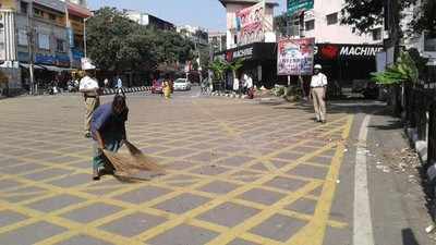 ಪಟಾಕಿ ಸಿಡಿಸಿ ರಸ್ತೆ ಹಾಳು: ಅಂಗಡಿ ಮಾಲೀಕರಿಂದಲೇ ಶುಚಿಗೊಳಿಸಿದ ಬೆಂಗಳೂರು ಪೊಲೀಸ್‌