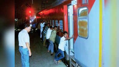 धक्का मारकर ट्रेन को ट्रैक पर लाने वाले स्टाफ को ₹10,000 का इनाम