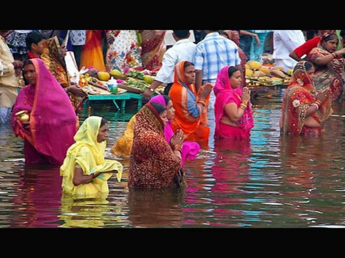 व्रती को लंबे समय तक रहना पड़ता है पानी में