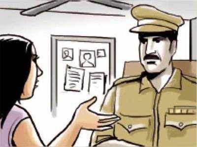 छेड़छाड़ की शिकायत करने पर पुलिस ने बनाया चरित्रहीन