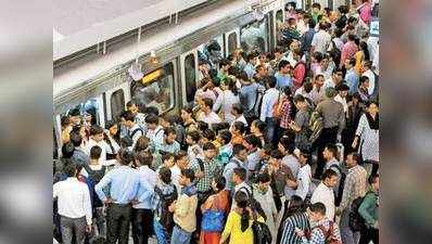 मेट्रो स्टेशनों की भीड़ से ऐसे निपटने की कोशिश में DMRC