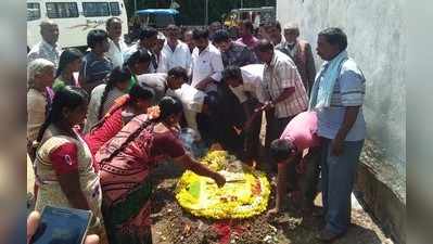 ಹೊಳೆನರಸೀಪುರ: ಮಾರುಕಟ್ಟೆ ವ್ಯಾಪಾರಿಗಳಿಂದ ಪ್ರೀತಿಯ ಬೀದಿನಾಯಿಗೆ ತಿಥಿ!