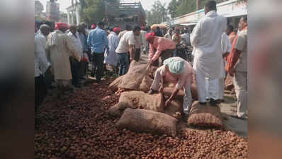 गाजीपुर: किसानों ने सड़क पर फेंके सैकड़ों क्विंटल आलू