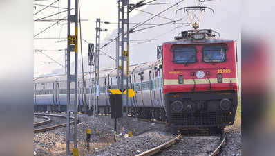 सीतापुर में पिता ने तीन बेटियों को चलती ट्रेन से फेंका, एक की मौत
