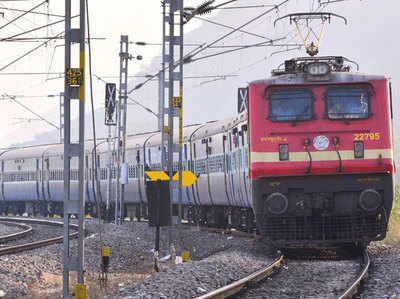 सीतापुर में पिता ने तीन बेटियों को चलती ट्रेन से फेंका, एक की मौत