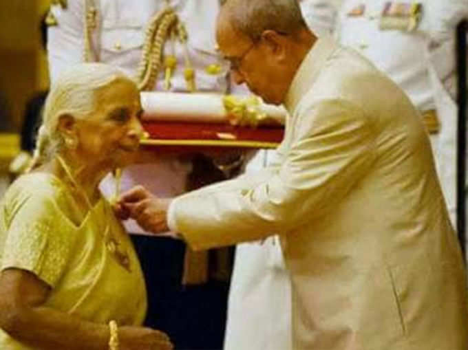 अद्वितीय गायिका गिरिजा देवी को 1972 में पद्मश्री, 1989 में पद्म भूषण और 2016 में पद्म विभूषण से नवाजा गया। इसके अलावा संगीत नाटक अकादमी पुरस्कार समेत उन्हें देश-विदेश के अनेक सम्मान और पुरस्कार मिले।