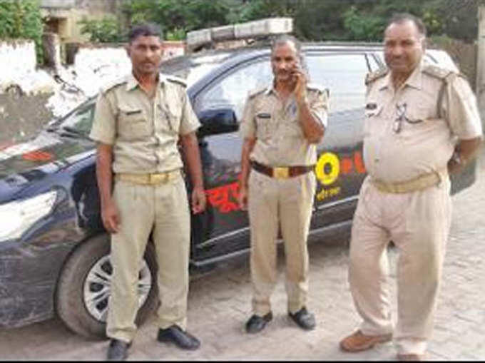 चोर को पकड़ने वाले पुलिस कर्मी