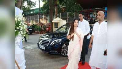 रानी के पिता राम मुखर्जी के प्रेयर मीट पर पहुंचे सितारे