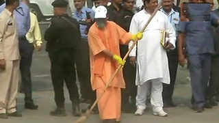 Agra: UP CM Yogi Adityanath participates in cleanliness drive 