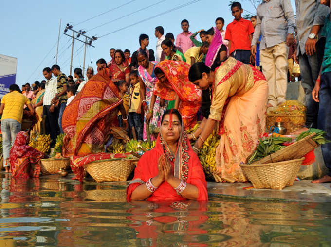 महिलाओं ने भगवान सूर्य को जल चढ़ाकर मांगा आशीष