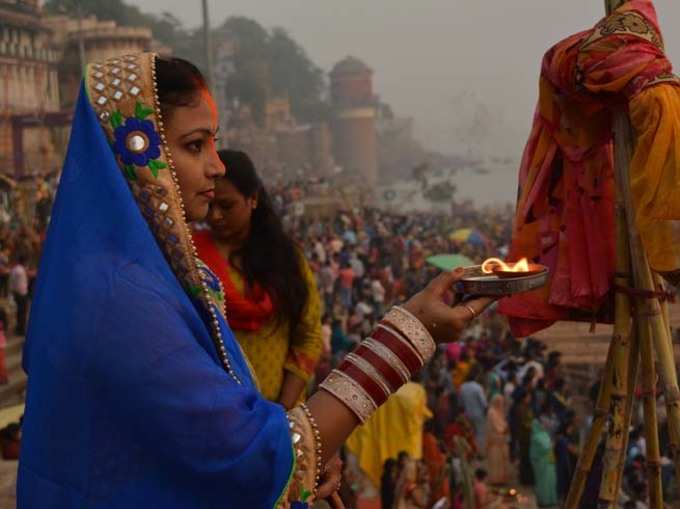 तीसरे दिन डूबते सूर्य को अर्घ्य