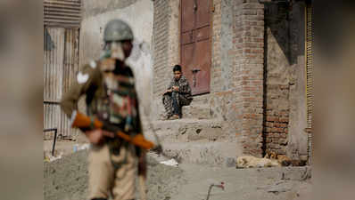 कश्मीर में कर्फ्यू जैसी पाबंदियों के बीच आम जनजीवन प्रभावित