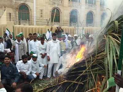 सरकार के विरोध में किसानों ने विधानसभा के बाहर गन्ने जलाकर किया प्रदर्शन