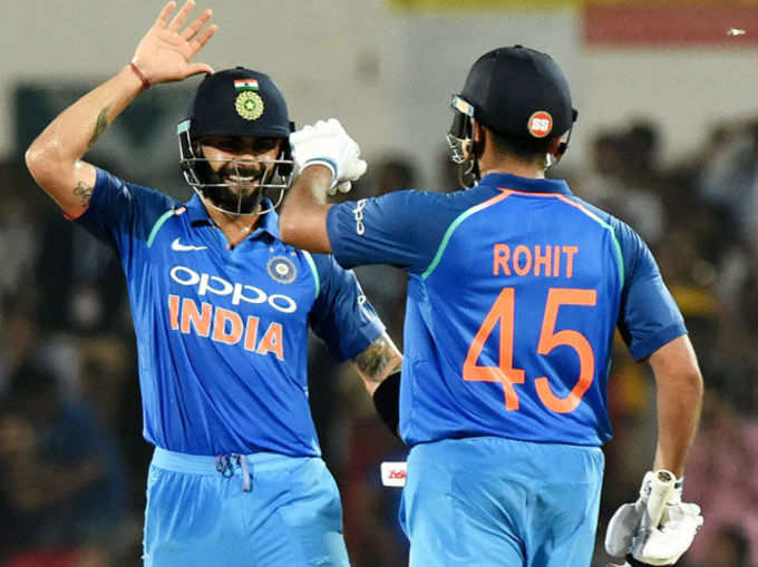 10 ओवर के बाद भारत का स्कोर 1/53 रन हो गया है। विराट कोहली और रोहित शर्मा क्रीज पर हैं। भारत का एकमात्र विकेट शखर धवन के रूप में गिरा।
