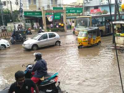 சென்னையில் காலையிலேயே பின்னி எடுத்த மழை; சாலைகள் கடலாக மாறியது!