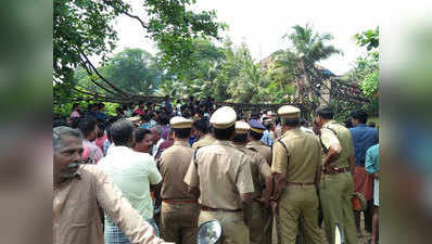 केरल के कोल्लम में पुल गिरने से एक की मौत, 57 घायल