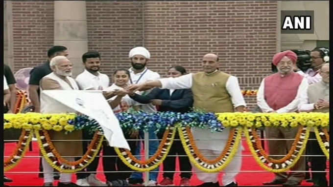 प्रधानमंत्री मोदी ने रन फॉर यूनिटी को दिखाई झंडी। एकता दौड़ की शुरुआत।