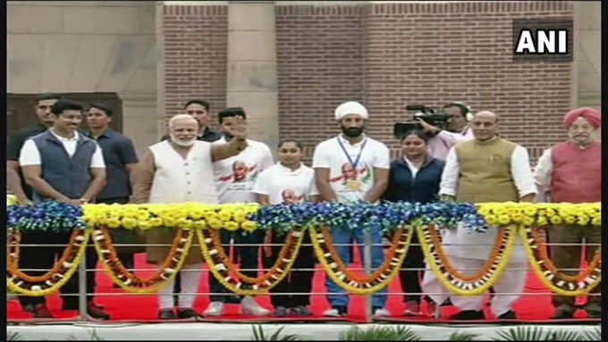 प्रधानमंत्री मोदी के साथ मौजूद दीपा कर्माकर, सरदार सिंह, सुरेश रैना और कर्णम मल्लेश्वरी।